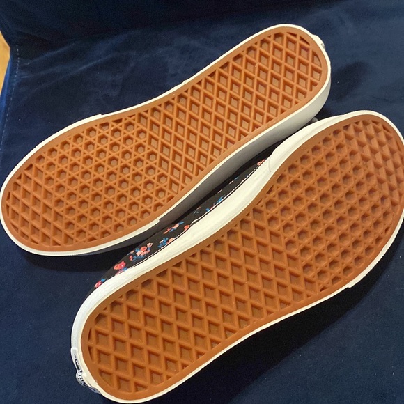 NWT Vans Ditsy Floral Black/true white unisex men size 4.5 & 7.5 &women size 6&9 - Picture 5 of 7